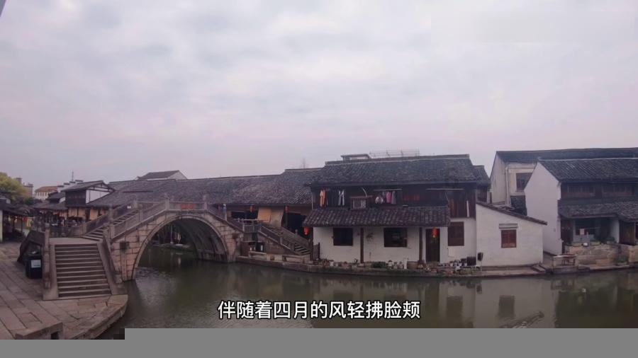 女生雪地玩滑梯摔了个四脚朝天,找回了童年的快乐